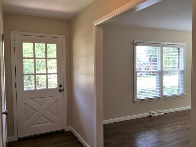Building Photo - 807 Plummer Dr