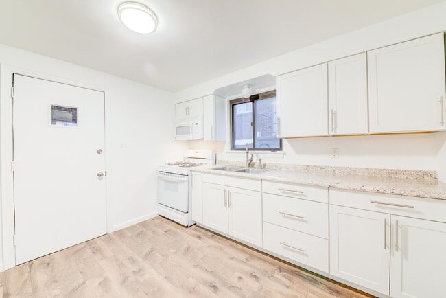 Foto del edificio - Amazing 3 bedroom home in South side available May 1!