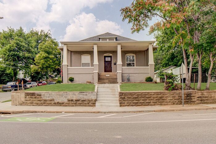 Primary Photo - 3/2 Historical Home On Beautiful Main Stre...