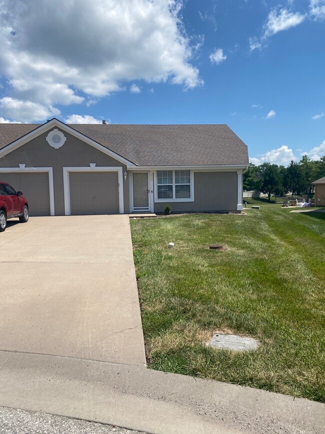 Building Photo - 220 SW Chartwell Cir
