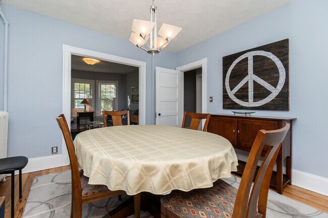 Foto del edificio - Beautiful Light Filled 2 Bedroom Between Harvard Sq and Porter Sq