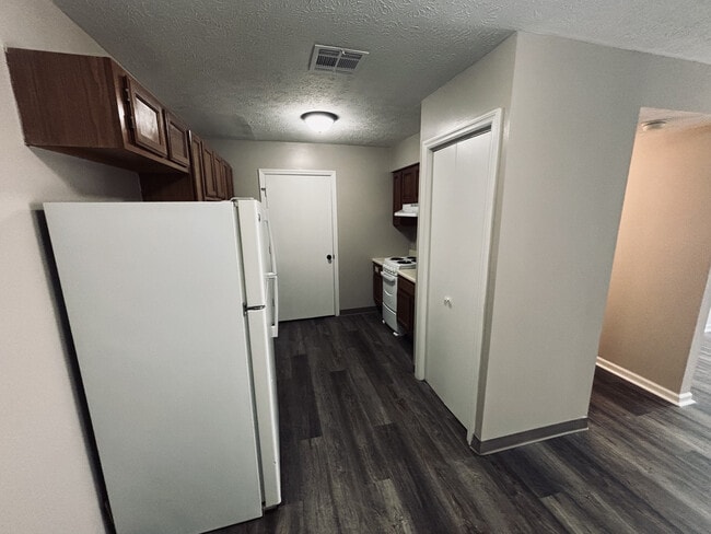 Building Photo - Tanasi Bend Apartments