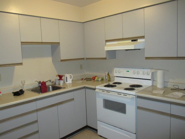 Building Photo - 2500 Quadra St