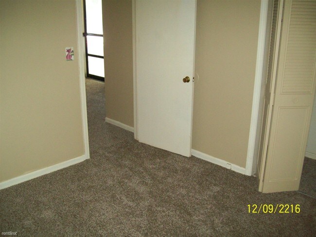 Building Photo - 1 br, 1 bath Apartment - 1926 W Court St