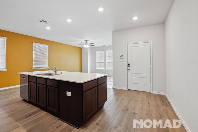 Foto del edificio - Stylish 3-Bedroom Townhome for Lease in Ea...