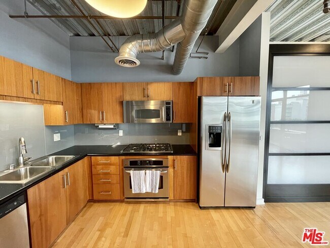 Building Photo - 330 W 11th St