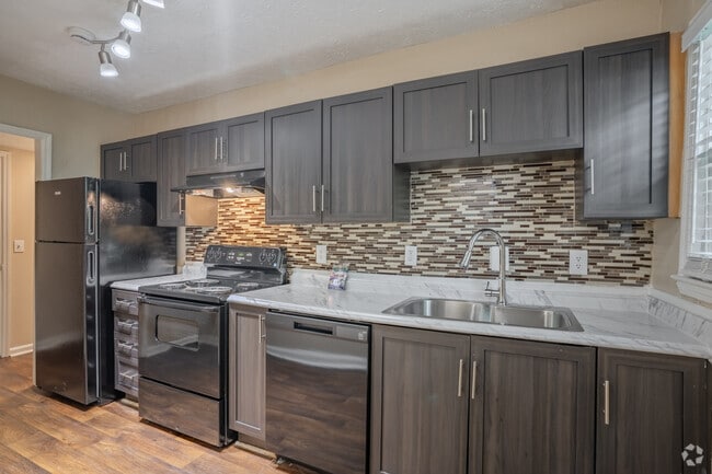 1BR, 1BA - 1,037SF - Kitchen - Crossing at Henderson Mill