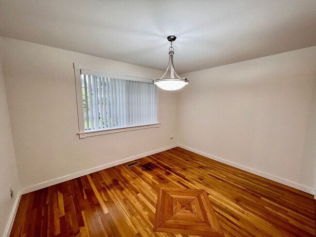Building Photo - Bellevue Rambler!!!