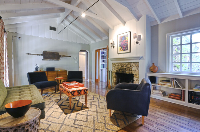 Living room - 5105 Morella Ave