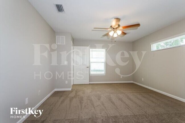 Building Photo - 714 SW Dalton Cir