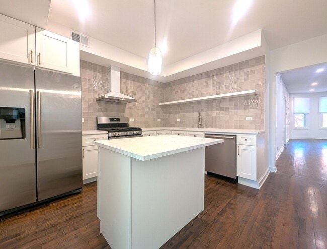 Foto del edificio - 2437 W Leland Ave