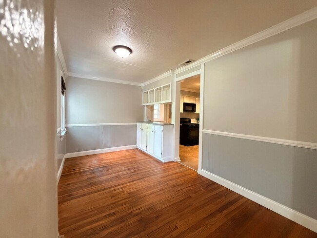 Foto del edificio - Historic Downtown Charm | Original Floors | Walk to Golf, Dining, Parks, & Concerts