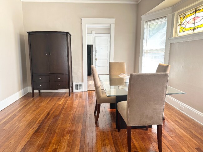 Foto del edificio - 1555 E 118th St