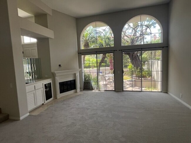Building Photo - Luxurious Townhouse Located in the exclusi...