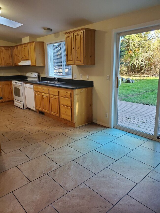 Foto del edificio - Spacious 3 Bedroom, 2 Bathroom Home near Blaine State Park!