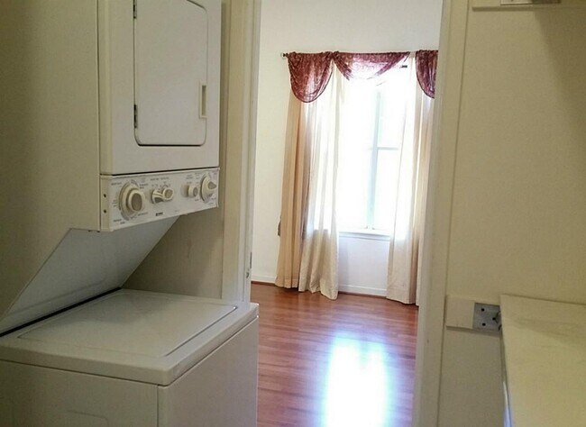 Foto del edificio - 4041 Drake St