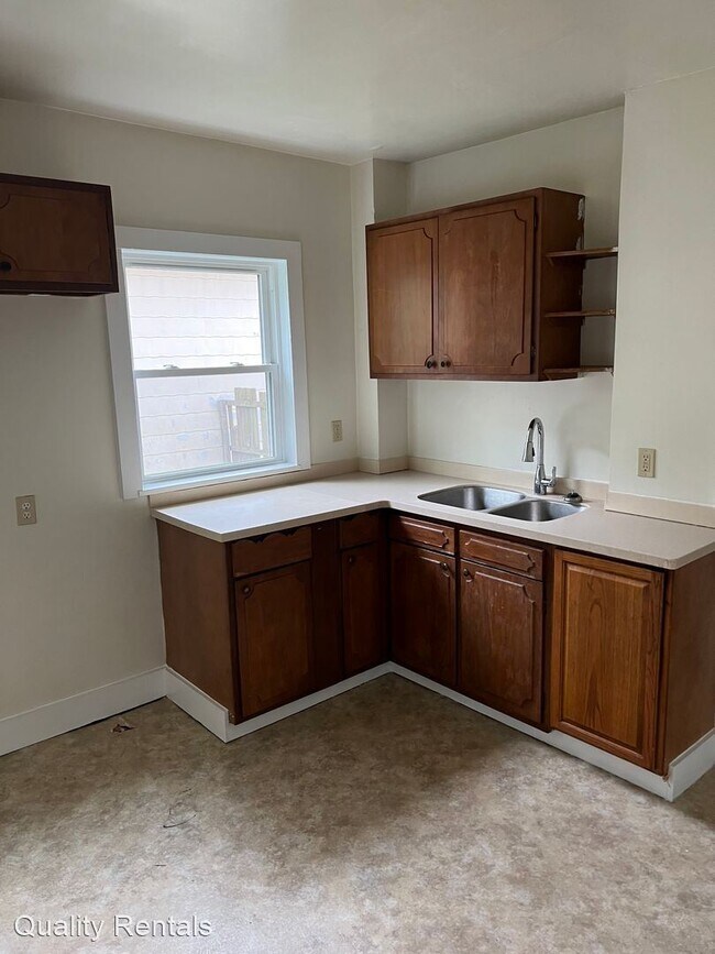Building Photo - 3 br, 1 bath House - 530 E 9TH