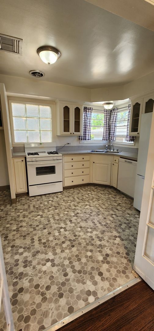 Foto del edificio - Gorgeous Lemon Grove home with Vintage character!