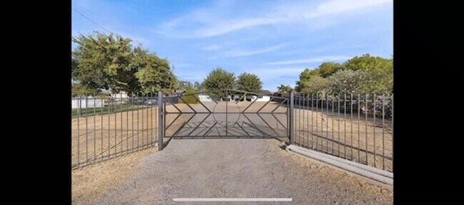 Building Photo - Single Story Home With Acreage