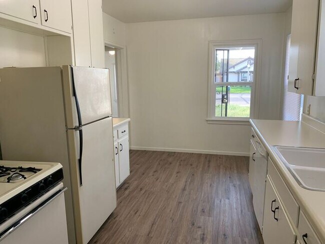 Building Photo - Charming 1 Bedroom apartment in SE Visalia!