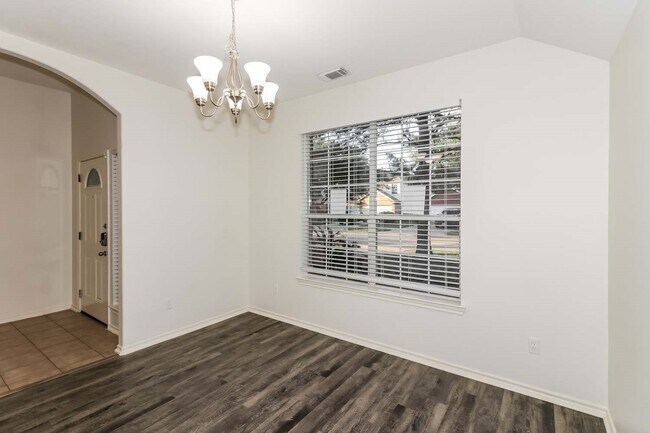 Foto del edificio - 5114 Forest Sage Ln