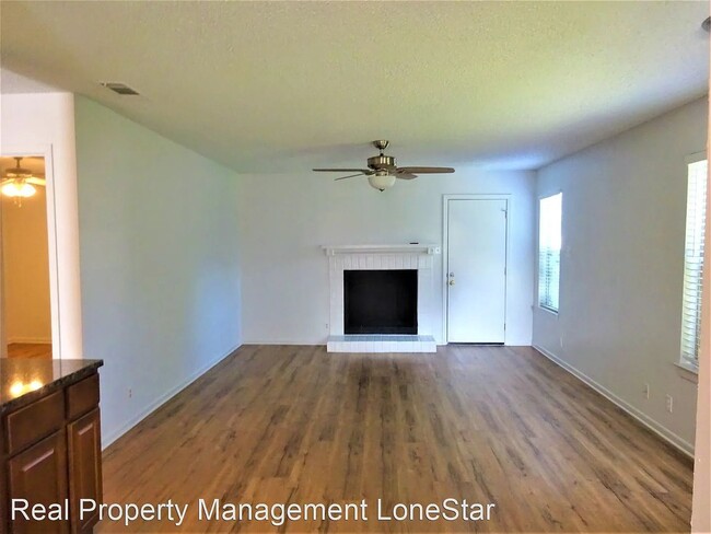 Building Photo - Lovely Two Bedroom Cottage