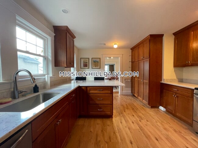 Building Photo - 185 Calumet St