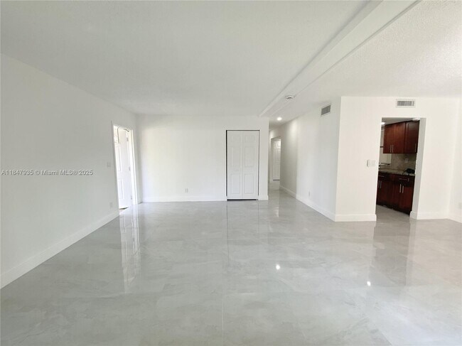 Foto del edificio - 7805 NW 67th Ave