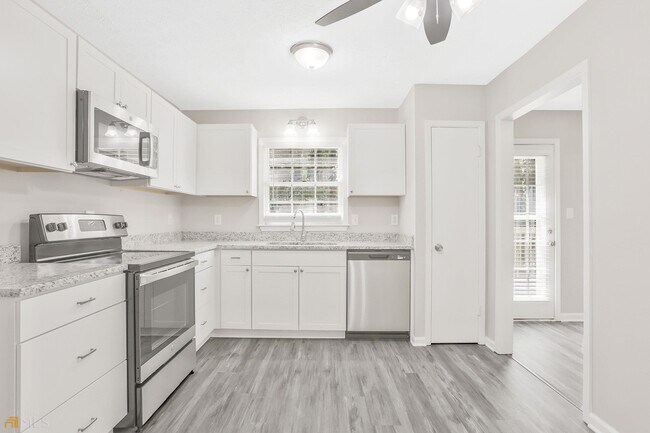 Building Photo - 2405 Hillboro Cir S W