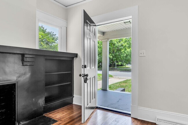 Foto del edificio - 1320 W Friendly Ave