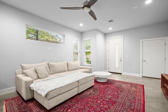 Building Photo - 1220 Delano St