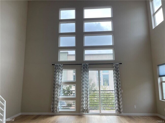 Building Photo - 4 br, 2.5 bath Triplex - 1504 W Artesia Sq...