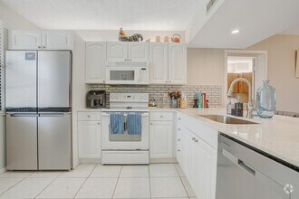 Building Photo - 6037 Balboa Cir