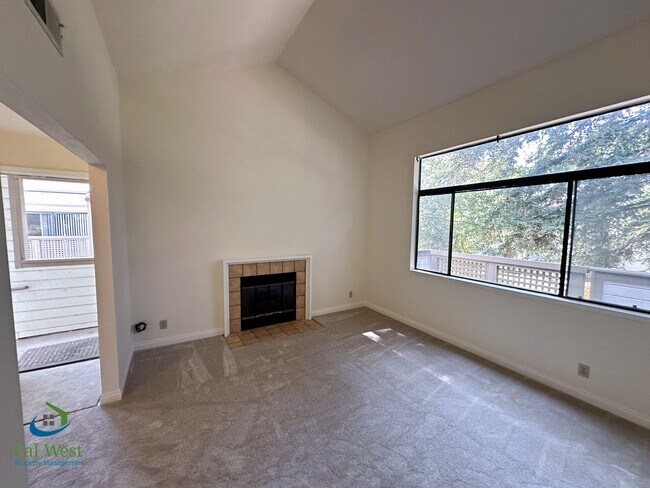 Building Photo - $3095 - 2 Bed/2 Bath Upstairs Condo with C...