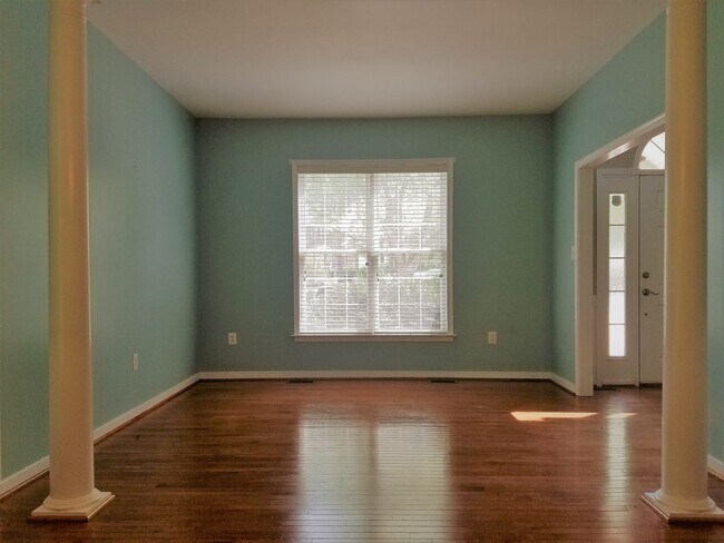 Foto del edificio - Large 2 story transitional in Birkdale