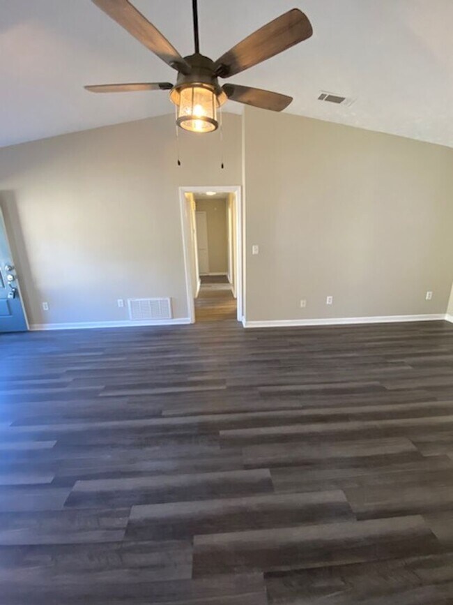 Foto del edificio - A Quiet Location, $200 Move-N-Special