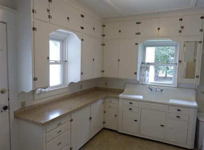 Building Photo - ELEGANT KINNEY HOME