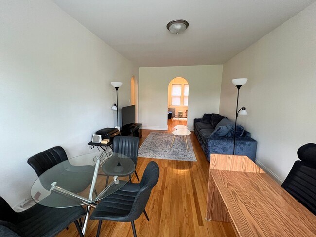 Foto del edificio - Lovely Renovated 1 BR In North Center