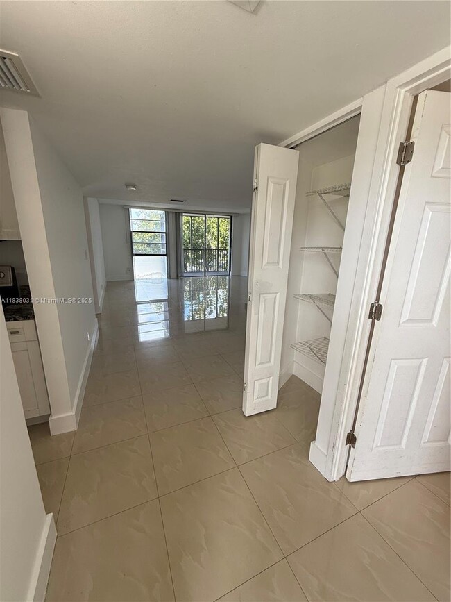 Building Photo - 3475 N Country Club Dr