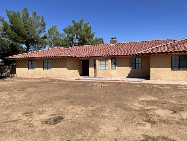 Foto del edificio - 23820 Yucca Loma Rd