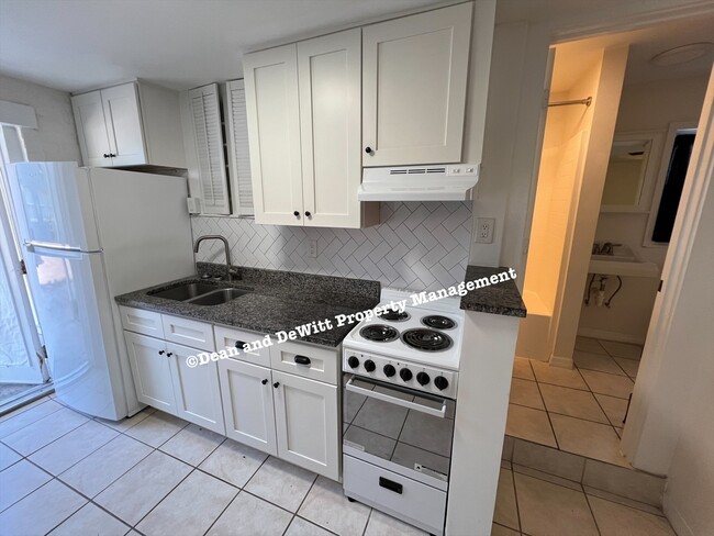 Building Photo - 1 Bed/1 Bath - Unit 12