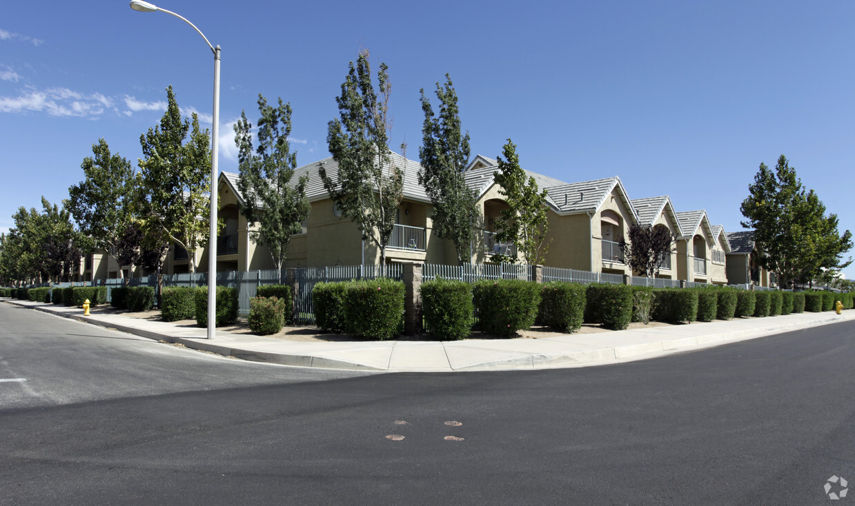 Foto del edificio - Three Palms Senior Apartments