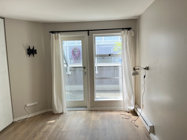 Building Photo - 2-973 W 7th Ave