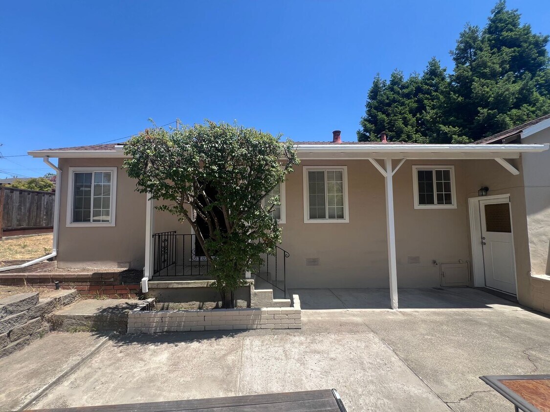 Primary Photo - 3 bedrooms, 2 full bathrooms near CV high! Available now!