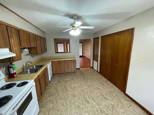 Building Photo - 107 Country Ln