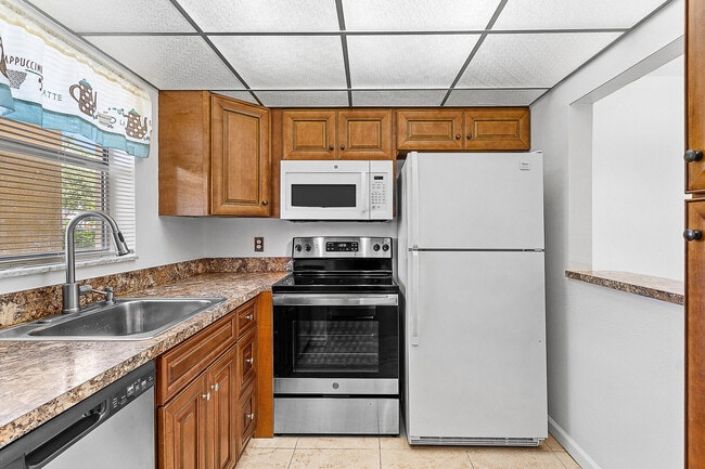 Building Photo - 9855 Sandalfoot Blvd