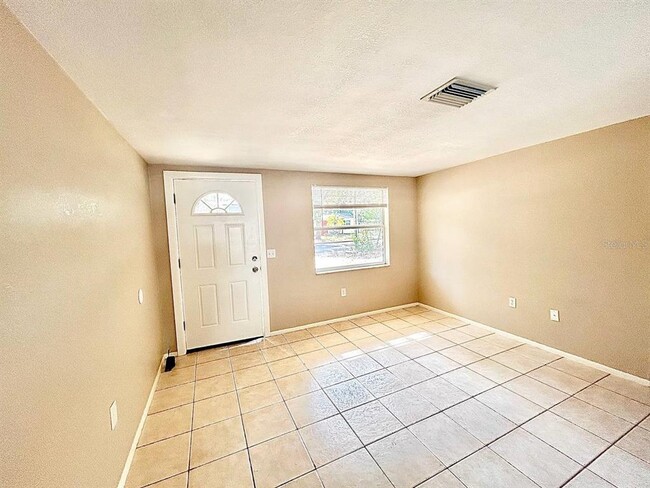 Foto del edificio - 5803 Delaware Ave