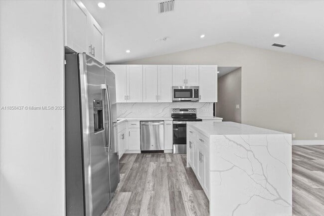 Foto del edificio - 6120 SW 63rd St