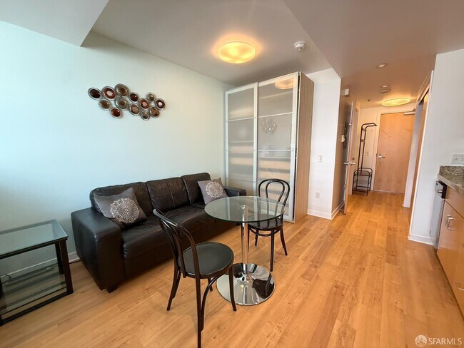 Foto del edificio - 750 Van Ness Ave