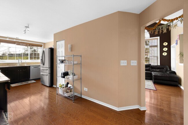 Building Photo - Gorgeous End Unit with 3 Bed/2.5 Baths and 2 Car Garage!